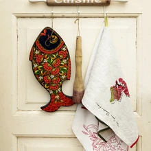 Vaikelu köögi uksel reisimeenete ja tekstiilidega.