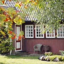 Esimeseks peavarjuks õuel oli ehitussoojakust viilkatuse ja tuulekoja lisamisega kujundatud majake. Kuivas pinnases kasejuurte ümber edenevad hästi kiviktaimlataimed.