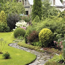 Konkursil Kodu kauniks 2014 pälvis aasta aia tiitli ja 2500 eurot Bauhofilt Vaike-Aino Smirnovi ja Kristi Smirnoffi kaunilt ning otstarbekalt kujundatud liigirikas koduaed Tallinnas Pirita-Kosel.