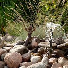Merineitsi kujuke toodi veesilma servale kiviktaimlasse tütretütre rõõmuks.