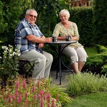 Iris ja Väino Rajasaare naudivad vabu hetki hiljuti valminud „kohvikus”.