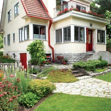 Aeda avaneva verandaukse esise kiviktaimla kujundas ja ehitas Ave ise kunagise kiviktaimla kohale. Sissesõiduteed ja kitsast külgaeda ääristavad lopsakad püsikupeenrad.