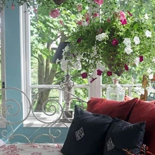 Kodu kujundades on ta lähtunud sisetundest, mis eelistab loomingulist stiilide ja ajastute segu ning meeleolukaid viiteid ajaloole.