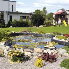 Mänguväljak on aiatiigist piisavalt kaugel, et juhuslikke sulpsatusi vältida, aga turvalisuse huvides on vaja lastel ikka silm peal hoida.