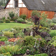 Vanasse talukompleksi jagatud majapidamised pole piiratud aia, vaid istutustega – nii on mõlemas suunas kenad vaated kindlustatud.