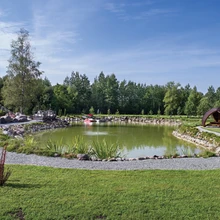 Pürksi kandis Noarootsis on perekond Kalm oma õuel mägesid liigutanud: varasem märg maa vormiti avaraks tiigiks ja ümbruskonna kõrgeimaks künkaks.