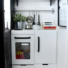 Mänguköök ja seal asuvad riiulid on valmistatud vineerist ning valmiskujul majja tõstetud