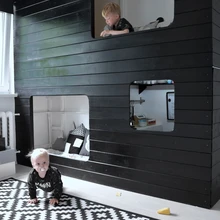 Köögiga mängumaja uks avaneb narivoodi jalutsi poolt.