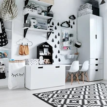 Meisterdamiseks ja joonistamiseks on vajalikud laud ja toolid. Mulle oli ammu juba silma jäänud Ikea Stuva sari, mille kasuks otsustasimegi. Lasteoa põrandat katab Narma vaip