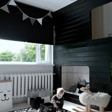 Akna mõlemal küljel on kõrge mööbel ning oli keeruline leida sobivaid kardinaid. Otsustasime, et jääme ainult ruloo juurde, lisasime akna kohale kolmnurksed lipud ja kardinamure saigi ägeda lahenduse.