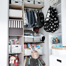 Raamatud, lauamängud ja autod asuvad suures ja sügavas lükandustega kapis. Neid on poistel endal alumistelt riiulitelt lihtne kätte saada, kuid kui uksed kinni lükata, siis on toas mõnusalt puhas ja rahulik.