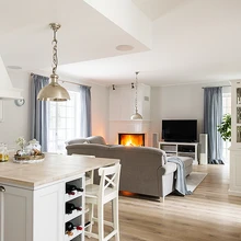 Põhjamaiselt jahedatele toonidele vastanduvad kenasti soe tammepuit ja kaminatuli.