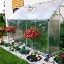 Kasvuhoone sai teoks Anu unistamise ja Üllari teostuse tulemusel. Tünn, mida on kasvuhoonest paremal näha, võtab vihmavee otse vihmaveetorust (Üllari leiutis), kärus kasvab maitseroheline.