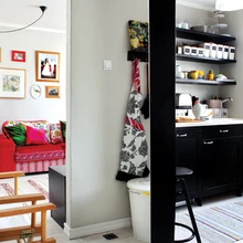 Toru- ja elektriühenduste peitmiseks on tööpinnal aste, mis mahutab ka köögis nii vajalikud pisiasjad.