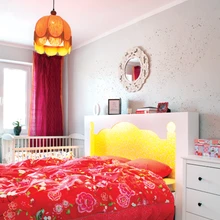 Vanemate magamistoas on Elina disainitud pilkupüüdev riiul-voodipeats, mis peidab endas ka valgusteid.