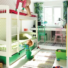 Akna all on seinast seina ulatuv laud, mis mahutab istuma ka neli tegutsejat.