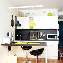 Köök on ühes ruumi nurgas nagu täpselt paras pintsak ilma ühegi liigse detailita.