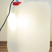 Paljud vaimukad sisustuselemendid on Karini enda disainitud ja teostatud, sealhulgas ka kõige efektsemad tooniandjad: diivanilaua kohal olev valgusti „ActimelLed200“ (tühjadest Actimeli-purkidest), kantav kanistervalgusti „Viru Valgus 25L“ .