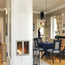 U-kujulise elutoa südames on valge kahhelahi.