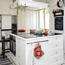 Igas köögiseinas on mõni uks, seega oli otstarbekaim lahendus teha keset ruumi suur saar.