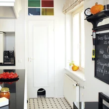 Köök ja söögituba paiknevad kunagise garaaži ja tööriistakuuri asukohal. Köögist pääseb ka otse terrassile. Praktiline sahver on abiruum ja panipaik.