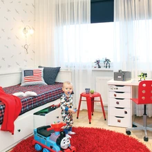 Pesamuna mänguasjad on hoiul suurema venna toas voodikastis. Kui vend on koolis, siis on siin pehmel vaibal mõnus mängida. Voodikate Hemtexist.