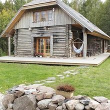 Hoone ajahambast puretud välisilme on taotluslik. Elumaja sai uue laastukatuse nagu muiste