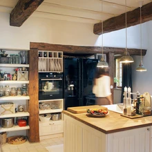 Täispuidust köögimööbel valmistati paindlikke lahendusi võimaldanud väikefirmas Erfrees, www.erfrees.ee.