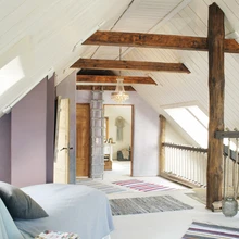 Ülemisel korrusel annab valgusele jaheda iseloomu hõrk lilla värvitoon. Nii rõdupiirdeks kui ka põrandaliistudeks on kasutatud jämedat köit.