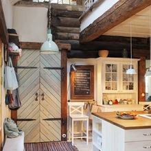 Galeriirõdult langev valgus muudab esikuosaga köögi avaramaks.