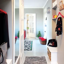 Valgusküllases korteris võivad seinad olla ka veidi tumedamad. Et aga ruutmeetreid on vähe, sobis põrandale paremini heledam toon.