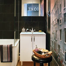 Vannitoas võib näha, kuidas must värv võib ruumile üllatavat sügavust anda. Mustjaspruune seinaplaate täiendab efektne pilttapeet.