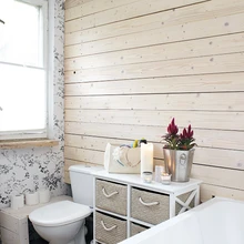 Värvist puhastatud aknalauad sobivad hästi siinse põrandaga ja lõõtskardin pakub piisavalt privaatsust. Seinad krohviti ja kaeti esmalt veekindla värviga, seejärel linaõliga kaetud puiduga, mis ei märgu.