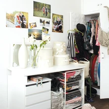 Valge värv ja soe puitpõrand annavad kokku romantilise maakodumeeleolu. Suuremad fotod on teinud fotograaf Annika Metsla, väiksemad on pärit perealbumist.