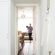 Laudpõrand, mis papi alt välja tuli, peitsiti mõnusalt siidiseks. Vana, sisseehitatud mööbel sai uued riiulid, käepidemed ja värvikihi ning tulemus on väga romantiline. Kapi käepidemed on Mööblifurnituurist.