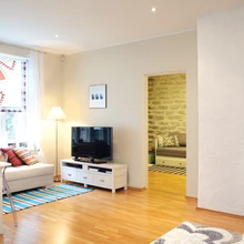 Heledate seinte taustal mõjuvad värvikad mustrid elurõõmsalt ja enesekindlalt.