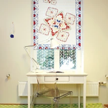 Muhu mustritega ruloo ehib nii elu- kui ka magamistuba. Kirjutus-, tegelikult tualettlaud on pärit Iskust, aga samuti Eesti toode (sari Meri) nagu magamistoavoodigi.