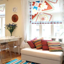 Rõõmsad etnomustrid köök-elutoas.