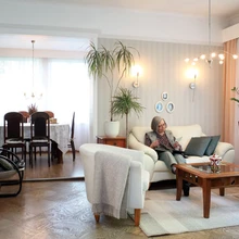 Kunagise ARS-i kujunduskunstniku ja sisearhitekti Malle Sasi päralt on maja alumine korrus. Õhtupäike paistab endisele verandale, nüüd söögituppa, mida ehib abikaasa Lennarti vanematelt pärit mööbel. Elutoa ehteks on parkettpõrand.