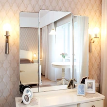 Perekonna vana klassikalise valge mööbli kõrvale on magamistuppa valitud ajastuga sobivad tapeet ja valgustid.