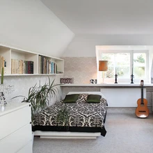 Claudia katusealune tuba moodustab väikese omaette korteri, mis on ikka olnud omaette olemise koht, tudengituba või ateljee.