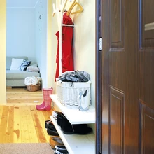 Kitsas esikus on isetehtud nagi ja riiulid.