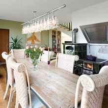 Suur söögilaud (Villeroy & Boch) pliidi kõrval on kodu süda, siin tehakse küllatulevaile lastele-lapselastele ja sõpradele sageli maailma parimaid kalatoite.