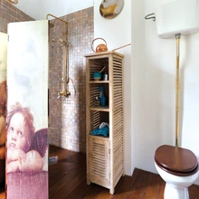 Puupõrandaga pesuruum on sama romantiline nagu kogu maja isegi. Barcelona-reisilt kaasa toodud sirm toimib sama hästi nagu dušikardin: ülejäänud pesuruum on pritsmete eest kaitstud. Kõrge kaldlagi muudab ruumi avaramaks ja õhurikkamaks