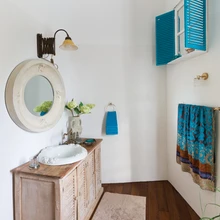 Olemasolev inglikujukestega peegliraam nõudis sobivat kraanikaussi, mille valmistas Liisu Arro. Siniste aknaluukidega peegel lisab vahemereliselt taevakarva tooni. Peegel ja valamukapp Mustrist, valgusti Barcelona turult.