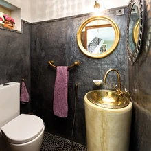 Esimese korruse tualettruumi ilme sai alguse laste poolt Marokost toodud valamust, millega loogiliselt sobis seinu katta tadelakt. Peeglid on Barcelonast ja Vilniusest.