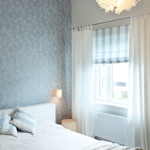 Magamistuba on inspireeritud loodusest – lehemustriga tapeet toob põhjamaist kargust, öölauakesteks on valitud saeveskist toodud männipakud.