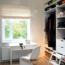 Ülakorruse vabastab kappidest ühte tuppa sisse seatud garderoob. Ruumi pärliks on Vitra juba klassikaks saanud tool Panton. Toeka paksusega materjalist garderoobimööbel on tellitud firmast Euroopium grupp, redel on Ikeast, laud Iskust.