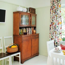 Nõelasilmast tulnud köök, mille kujundus valmis alles möödunud kevadel, on oma värskes tumeroheliste kantidega mündirohelises kuues justkui loodud mõnusaks söögitegemise ja ajaveetmise kohaks.