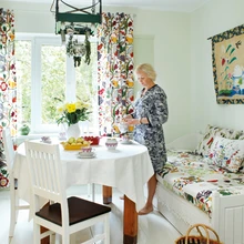 Nõelasilmast tulnud köök, mille kujundus valmis alles möödunud kevadel, on oma värskes tumeroheliste kantidega mündirohelises kuues justkui loodud mõnusaks söögitegemise ja ajaveetmise kohaks.